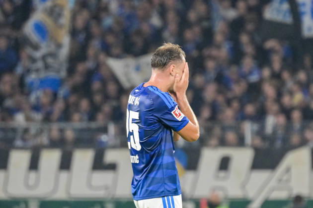 Nikola Katic (FC Schalke 04, 25) nach Spielende. GER, SC Freiburg vs Schalke 04, Fussball, Bundesliga, 5. Spieltag, Saison 2026 2027, 11.10.2026 DFL DFB REGULATIONS PROHIBIT ANY USE OF PHOTOGRAPHS AS IMAGE SEQUENCES AND OR QUASI-VIDEO GER, SC Freiburg vs Schalke 04, Fussball, Bundesliga, 5. Spieltag, Saison 2026 2027, 11.10.2026 Freiburg Copyright: xEibner-Pressefotox EP_THS