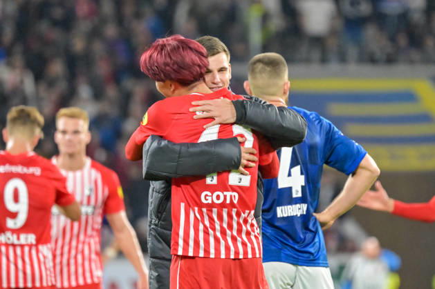 Keisuke Goto (SC Freiburg, 42) und Yannik Engelhardt (SC Freiburg, 16) umarmen sich. GER, SC Freiburg vs Schalke 04, Fussball, Bundesliga, 5. Spieltag, Saison 2026 2027, 11.10.2026 DFL DFB REGULATIONS PROHIBIT ANY USE OF PHOTOGRAPHS AS IMAGE SEQUENCES AND OR QUASI-VIDEO GER, SC Freiburg vs Schalke 04, Fussball, Bundesliga, 5. Spieltag, Saison 2026 2027, 11.10.2026 Freiburg Copyright: xEibner-Pressefotox EP_THS