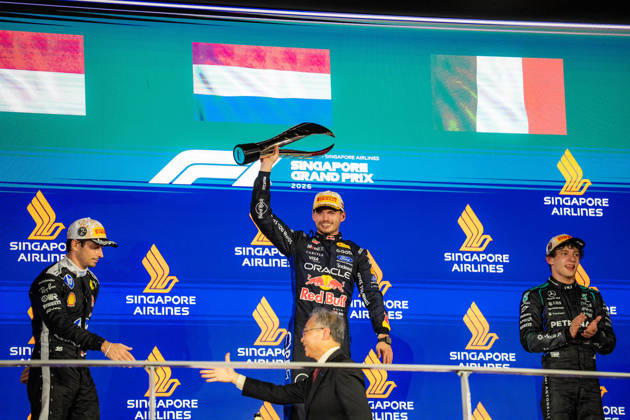 2026 Formula 1 Singapore Grand Prix - Podium MAX VERSTAPPEN 1 (NED) of Oracle Red Bull Racing (Red Bull Racing RB22) with the trophy on Sunday Race Day during the Formula 1 Singapore Airlines Singapore Grand Prix 2026 at Marina Bay Street Circuit, Singapore, on October 11, 2026. Photo by Antoine Lapeyre Reveries Agency via ABACAPRESS.COM Singapore Singapore Copyright: xAntoinexLapeyre ReveriesxAgency ABACAx