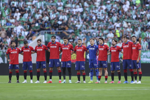 ESP: Real Betis - CA Osasuna. La Liga EA Sports. Matchday 8. CA Osasuna team group, Mannschaftsbild, Totale during the La Liga EA Sports match between Real Betis and CA Osasuna played at La Cartuja Stadium on Oct 11, 2026 in Sevilla, Spain. kpng Copyright: xAntonioxPozox xPRESSINPHOTOx AP_2627_BET_OSA_001