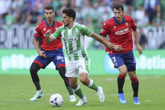 ESP: Real Betis - CA Osasuna. La Liga EA Sports. Matchday 8. Pablo Fornals of Real Betis and Ante Budimir and Lucas Torro of CA Osasuna during the La Liga EA Sports match between Real Betis and CA Osasuna played at La Cartuja Stadium on Oct 11, 2026 in Sevilla, Spain. kpng Copyright: xAntonioxPozox xPRESSINPHOTOx AP_2627_BET_OSA_004