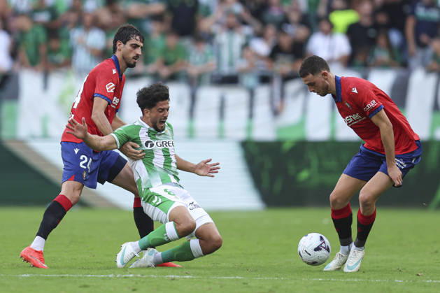 ESP: Real Betis - CA Osasuna. La Liga EA Sports. Matchday 8. Pablo Fornals of Real Betis and Alejandro Catena and Raul Garcia of CA Osasuna during the La Liga EA Sports match between Real Betis and CA Osasuna played at La Cartuja Stadium on Oct 11, 2026 in Sevilla, Spain. kpng Copyright: xAntonioxPozox xPRESSINPHOTOx AP_2627_BET_OSA_025
