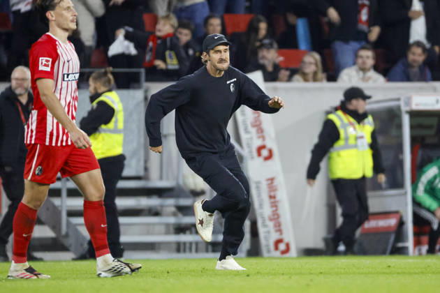 Julian Schuster (SC Freiburg, Trainer) nach dem Spiel , Deutschland, Fussball, 1. Bundesliga, 5.Spieltag, 2026 2027, SC Freiburg vs. FC Schalke 04, 11.10.2026, Freiburg im Breisgau Europa-Park Stadion Deutschland Copyright: xGrantxHubbsx