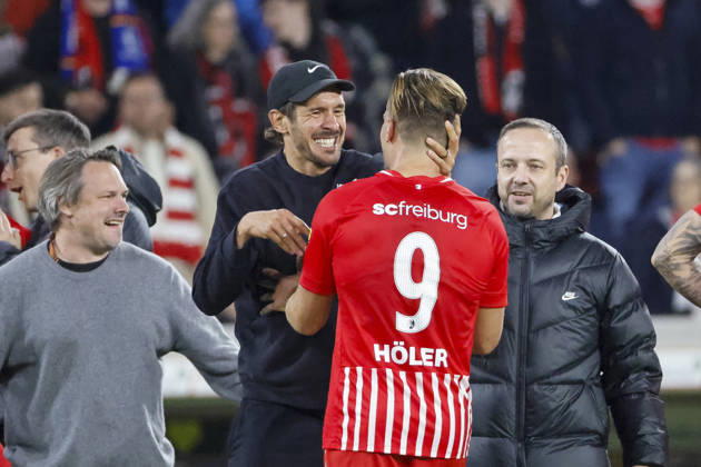 Julian Schuster (SC Freiburg, Trainer) und Lucas Höler, Holer (SC Freiburg, 09) nach dem Spiel , Deutschland, Fussball, 1. Bundesliga, 5.Spieltag, 2026 2027, SC Freiburg vs. FC Schalke 04, 11.10.2026, Freiburg im Breisgau Europa-Park Stadion Deutschland Copyright: xGrantxHubbsx