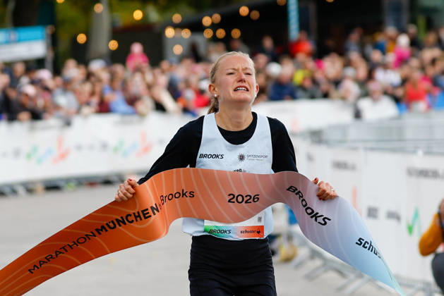 München Marathon 2026; München, 11.10.2026 Nina REUTER (GER Frankfurt Athletics) läuft in 02:32:01 Stunden als Erstplatzierte durch das Zielband und verteidigt ihren Titel beim Marathon im Rahmen des MARATHON MÜNCHEN by Brooks 2026; München, 11.10.2026 Copyright: xBEAUTIFULxSPORTS Kellererx