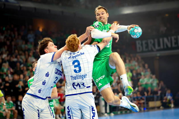 11.10.2026, xBHAx, Handball, Opel HBL, Saison 2026 2027, 1.HBL, Füchse Berlin - TBV Lemgo Lippe, Max-Schmeling-Halle: Joel Willecke (TBV Lemgo Lippe, 24) und Nicolai Theilinger (TBV Lemgo Lippe, 3) gegen Mathias Gidsel (Füchse Berlin, 19) Berlin Deutschkand