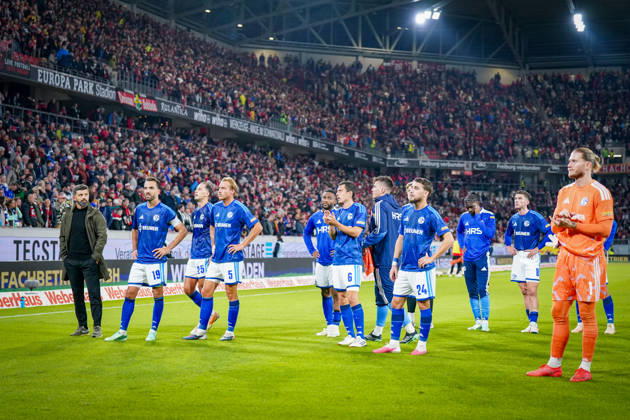 Deutschland: Fußball Bundesliga 2026 - 2027, 5. Spieltag - SC Freiburg - FC Schalke 04 - Europa-Park-Stadion (Freiburg): Enttäuschung bei den Spielern von Schalke und Miron Muslic (Trainer, FC Schalke 04) nach der Niederlage, Loris Karius (FC Schalke 04, 1) Copyright: xJOERANxSTEINSIEKx