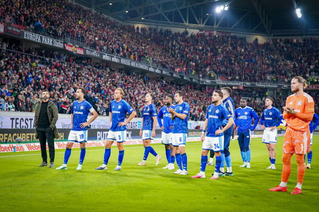 Deutschland: Fußball Bundesliga 2026 - 2027, 5. Spieltag - SC Freiburg - FC Schalke 04 - Europa-Park-Stadion (Freiburg): Enttäuschung bei den Spielern von Schalke und Miron Muslic (Trainer, FC Schalke 04) nach der Niederlage, Loris Karius (FC Schalke 04, 1) Copyright: xJOERANxSTEINSIEKx
