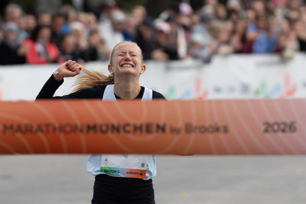 München Marathon 2026; München, 11.10.2026 Nina REUTER (GER Frankfurt Athletics) läuft in 02:32:01 Stunden als Erstplatzierte durch das Zielband und verteidigt ihren Titel beim Marathon im Rahmen des MARATHON MÜNCHEN by Brooks 2026; München, 11.10.2026 Copyright: xBEAUTIFULxSPORTS Kellererx