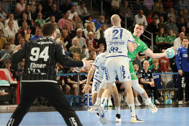 11.10.2026, xBHAx, Handball, Opel HBL, Saison 2026 2027, 1.HBL, Füchse Berlin - TBV Lemgo Lippe, Max-Schmeling-Halle: Domenico Ebner (TBV Lemgo Lippe, 94) und Leve Carstensen (TBV Lemgo Lippe, 21) gegen Nils Lichtlein (Füchse Berlin, 17) Berlin Deutschkand