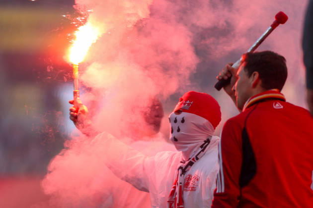2026.10.11, xkwix, Fußball, Bundesliga, 1. FC Köln - Borussia Mönchengladbach, RheinEnergieSTADION, 5.Spieltag, Saison 2026 2027: Vermumter koelner Fan mit Bengalo in der Hand DFB regulations prohibit any use of photographs as image sequences and or quasi-video. Photo: xKamilxWilkowskixPressefotoKochx Nordrhein-Westfalen Deutschland