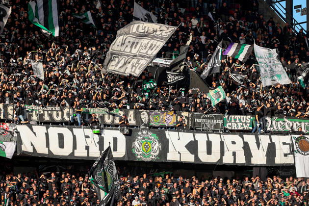 2026.10.11, xkwix, Fußball, Bundesliga, 1. FC Köln - Borussia Mönchengladbach, RheinEnergieSTADION, 5.Spieltag, Saison 2026 2027: Der Gaesteblock mit Fahnen und Bannern DFB regulations prohibit any use of photographs as image sequences and or quasi-video. Photo: xKamilxWilkowskixPressefotoKochx Nordrhein-Westfalen Deutschland