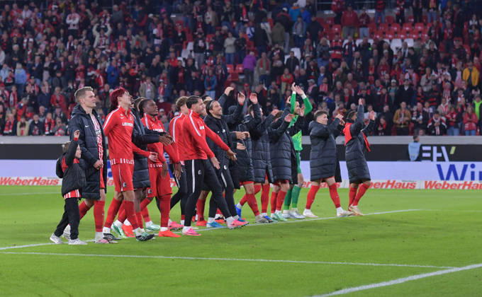11.10.2026, xblx, Fussball 1.Bundesliga, SC Freiburg - FC Schalke 04 v.l. Freiburg feiert feiern den Sieg mit den Fans (DFL DFB REGULATIONS PROHIBIT ANY USE OF PHOTOGRAPHS as IMAGE SEQUENCES and or QUASI-VIDEO) Freiburg