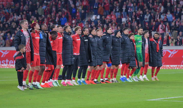 11.10.2026, xblx, Fussball 1.Bundesliga, SC Freiburg - FC Schalke 04 v.l. Freiburg feiert feiern den Sieg mit den Fans (DFL DFB REGULATIONS PROHIBIT ANY USE OF PHOTOGRAPHS as IMAGE SEQUENCES and or QUASI-VIDEO) Freiburg