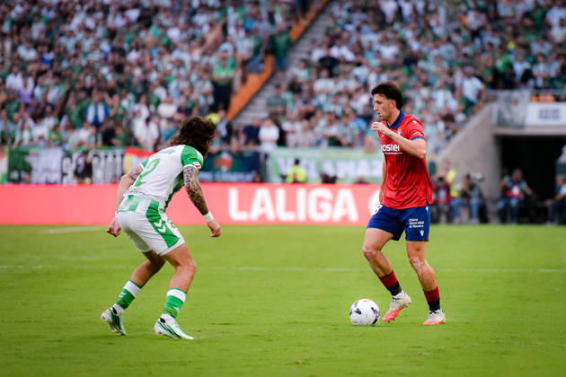 ESP: LaLiga EA Sports Real Betis v CA Osasuna Abel Bretones of Osasuna and Hector Bellerin of Real Betis during LaLiga EA Sports match between Real Betis v CA Osasuna played at Benito Villamarin Stadium, Seville on October 11 2026 in Spain Spain Soccer Copyright: xAgenciaxLOFx