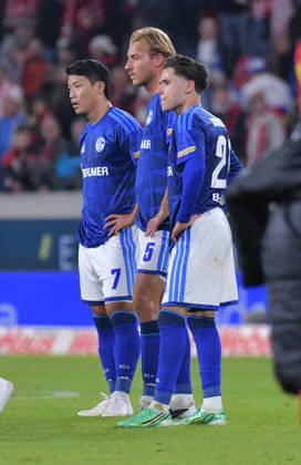 11.10.2026, xblx, Fussball 1.Bundesliga, SC Freiburg - FC Schalke 04 v.l. Hee-chan Hwang (FC Schalke 04), Timo Becker (FC Schalke 04), Soufiane El-Faouzi (FC Schalke 04), enttäuscht, enttaeuscht schauend, dissapointed, Enttäuschung, Enttaeuschung (DFL DFB REGULATIONS PROHIBIT ANY USE OF PHOTOGRAPHS as IMAGE SEQUENCES and or QUASI-VIDEO) Freiburg