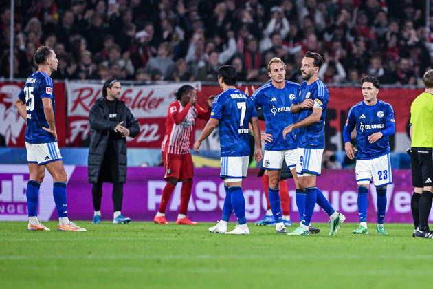 11.10.2026, Fussball, Saison 2026 2027, Bundesliga, SC Freiburg - FC Schalke 04, Die Spieler des FC Schalke 04 sind nach Spielschluss enttäuscht, Timo Becker (FC Schalke 04), Kenan Karaman (FC Schalke 04) xRHR-FOTO YYx Copyright: KROEGER RHR-FOTOx RHR-FOTO YY
