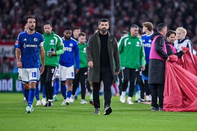 11.10.2026, Fussball, Saison 2026 2027, Bundesliga, SC Freiburg - FC Schalke 04, Die Spieler des FC Schalke 04 sind nach Spielschluss enttäuscht, Kenan Karaman (FC Schalke 04), Trainer Miron Muslic (FC Schalke 04) xRHR-FOTO YYx Copyright: KROEGER RHR-FOTOx RHR-FOTO YY