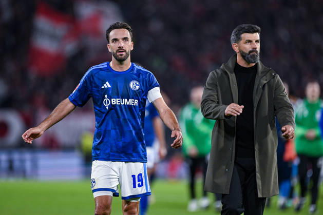 11.10.2026, Fussball, Saison 2026 2027, Bundesliga, SC Freiburg - FC Schalke 04, Die Spieler des FC Schalke 04 sind nach Spielschluss enttäuscht, Kenan Karaman (FC Schalke 04), Trainer Miron Muslic (FC Schalke 04) xRHR-FOTO YYx Copyright: KROEGER RHR-FOTOx RHR-FOTO YY
