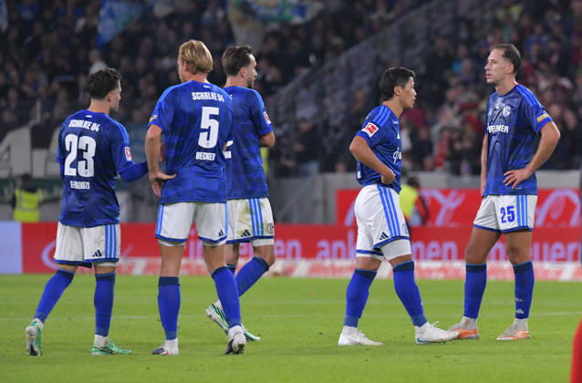 11.10.2026, xblx, Fussball 1.Bundesliga, SC Freiburg - FC Schalke 04 v.l. Schalke enttäuscht, enttaeuscht schauend, dissapointed, Enttäuschung, Enttaeuschung (DFL DFB REGULATIONS PROHIBIT ANY USE OF PHOTOGRAPHS as IMAGE SEQUENCES and or QUASI-VIDEO) Freiburg