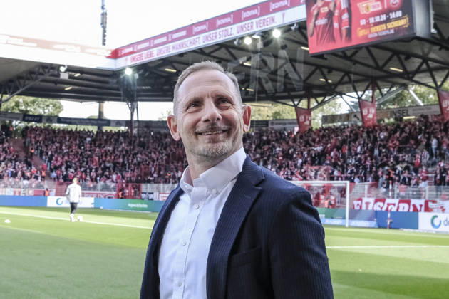 im Bild v.l.: Mauro Lustrinelli (Union Berlin, Trainer), schaut erfreut und zuversichtlich zum Fanblock, Tribuene, GER, Berlin, Fussball, 1. FC Union Berlin vs SV Elversberg, in der Alten Försterei, 10.10.2026, DFB DFL REGULATIONS PROHIBIT ANY USE OF PHOTOGRAPHS AS IMAGE SEQUENCES AND OR QUASI-VIDEO, Copyright: HMBxMedia UwexKoch