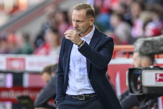 im Bild v.l.: Mauro Lustrinelli (Union Berlin, Trainer), GER, Berlin, Fussball, 1. FC Union Berlin vs SV Elversberg, in der Alten Försterei, 10.10.2026, DFB DFL REGULATIONS PROHIBIT ANY USE OF PHOTOGRAPHS AS IMAGE SEQUENCES AND OR QUASI-VIDEO, Copyright: HMBxMedia UwexKoch
