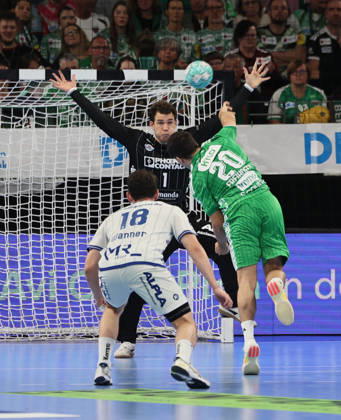 GER HBL Saison 2026 2027 FÜCHSE Berlin vs. TBV Lemgo, 11.10.26, MAX-SCHMELING-HALLE, Berlin, Tim FREIHÖFER (Füchse Berlin 20) wirft Siebenmeter gegen Constantin MÖSTL (TBV Lemgo Lippe 1)