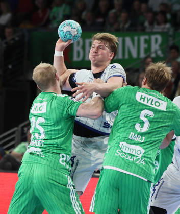 GER HBL Saison 2026 2027 FÜCHSE Berlin vs. TBV Lemgo, 11.10.26, MAX-SCHMELING-HALLE, Berlin, Matthes LANGHOFF (Füchse Berlin 25) und Max DARJ (Füchse Berlin 5) stoppen Lukas HUTECEK (TBV Lemgo Lippe 2)