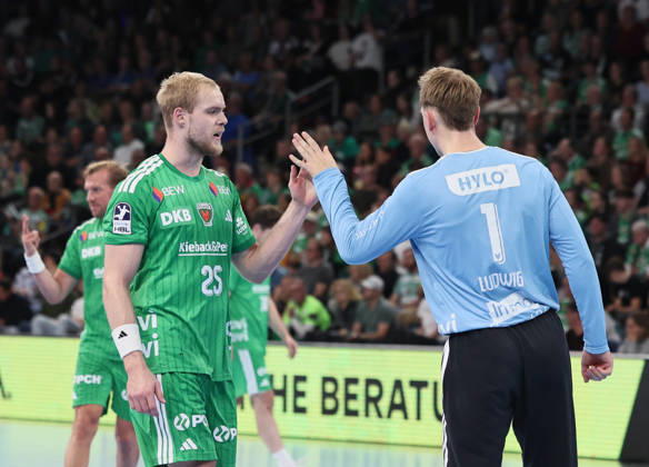 GER HBL Saison 2026 2027 FÜCHSE Berlin vs. TBV Lemgo, 11.10.26, MAX-SCHMELING-HALLE, Berlin, Matthes LANGHOFF (Füchse Berlin 25), Lasse LUDWIG (Füchse Berlin 1), Abklatschen, Team-Spirit
