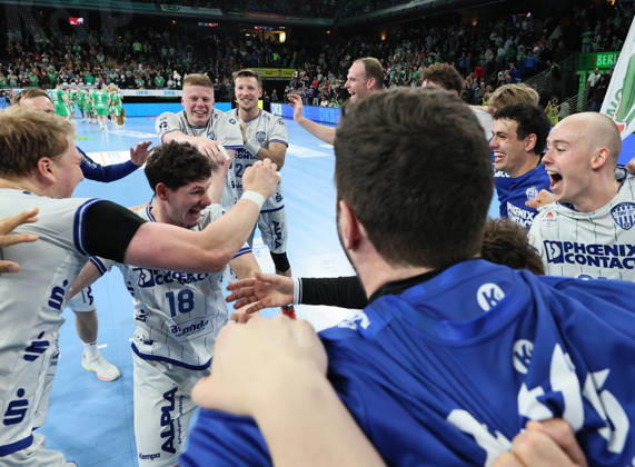 GER HBL Saison 2026 2027 FÜCHSE Berlin vs. TBV Lemgo, 11.10.26, MAX-SCHMELING-HALLE, Berlin, Team TBV Lemgo-Lippe feiert den Auswärtssieg gegen die FÜCHSE Berlin, Jubel, Tanz, Emotionen