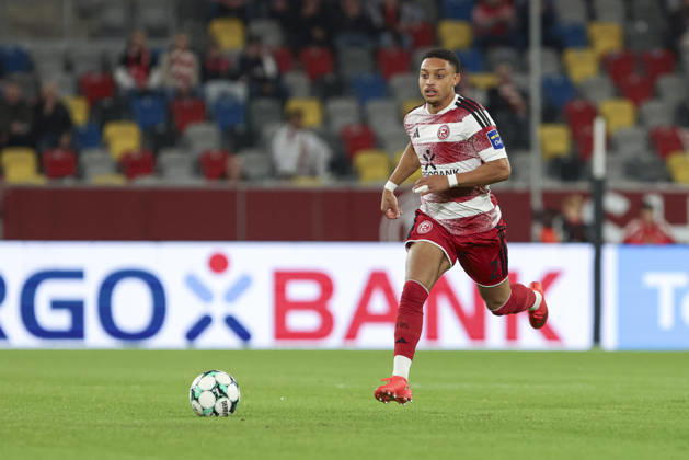 Steven van der Sloot (Fortuna Duesseldorf) in Aktion, am Ball, Einzelaktion waehrend des Spiels der 3. Liga zwischen Fortuna Duesseldorf und SC Verl, Merkur Spiel-Arena am 11. October 2026 in Duesseldorf, Deutschland. (Foto von Oliver Kaelke DeFodi Images) +++ Steven van der Sloot (Fortuna Duesseldorf) controls the ball during the 3. Liga match between Fortuna Duesseldorf and SC Verl at Merkur Spiel-Arena on October 11, 2026 in Dusseldorf, Germany. (Photo by Oliver Kaelke DeFodi Images) DFB DFL REGULATIONS PROHIBIT ANY USE OF PHOTOGRAPHS AS IMAGE SEQUENCES AND OR QUASI-VIDEO. (Photo by Oliver Kaelke DeFodi Images) -