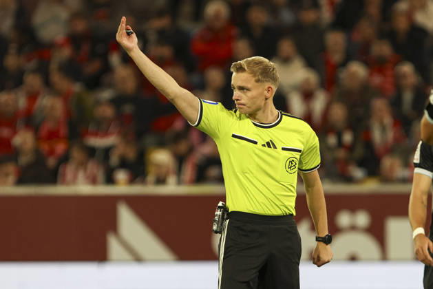 Schiedsrichter Sebastian Hilsberg gestikuliert, Gestik waehrend des Spiels der 3. Liga zwischen Fortuna Duesseldorf und SC Verl, Merkur Spiel-Arena am 11. October 2026 in Duesseldorf, Deutschland. (Foto von Oliver Kaelke DeFodi Images) +++ Schiedsrichter Sebastian Hilsberg gestures during the 3. Liga match between Fortuna Duesseldorf and SC Verl at Merkur Spiel-Arena on October 11, 2026 in Dusseldorf, Germany. (Photo by Oliver Kaelke DeFodi Images) DFB DFL REGULATIONS PROHIBIT ANY USE OF PHOTOGRAPHS AS IMAGE SEQUENCES AND OR QUASI-VIDEO. (Photo by Oliver Kaelke DeFodi Images) -