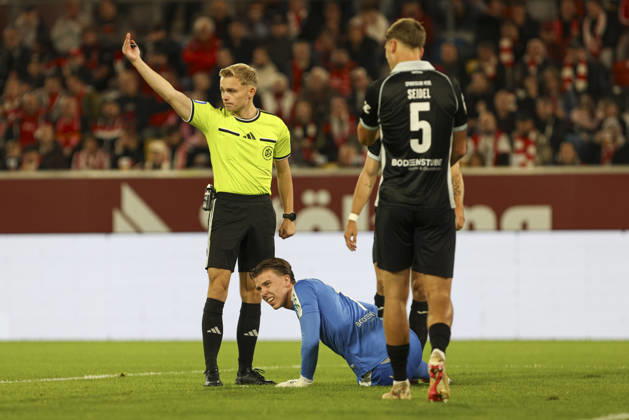 Torwart Timo Schlieck (SC Verl) liegt verletzt am Boden waehrend des Spiels der 3. Liga zwischen Fortuna Duesseldorf und SC Verl, Merkur Spiel-Arena am 11. October 2026 in Duesseldorf, Deutschland. (Foto von Oliver Kaelke DeFodi Images) +++ Torwart Timo Schlieck (SC Verl) injured on the ground during the 3. Liga match between Fortuna Duesseldorf and SC Verl at Merkur Spiel-Arena on October 11, 2026 in Dusseldorf, Germany. (Photo by Oliver Kaelke DeFodi Images) DFB DFL REGULATIONS PROHIBIT ANY USE OF PHOTOGRAPHS AS IMAGE SEQUENCES AND OR QUASI-VIDEO. (Photo by Oliver Kaelke DeFodi Images) -