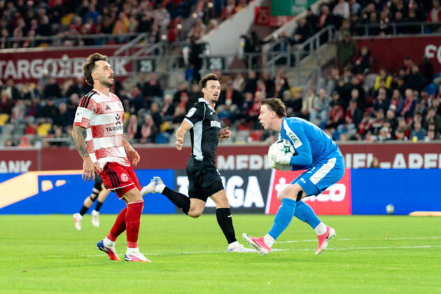 Deutschland: 3. Liga 2026 2027 Fortuna Düsseldorf vs. SC Verl 8. Spieltag 12.10.2026 Merkur Spiel-Arena (Nordrhein-Westfalen) Timo Schlieck (SC Verl, 1) Fabian Schleusener (Fortuna Dusseldorf, 24) Copyright: xCelinaxLeiersx