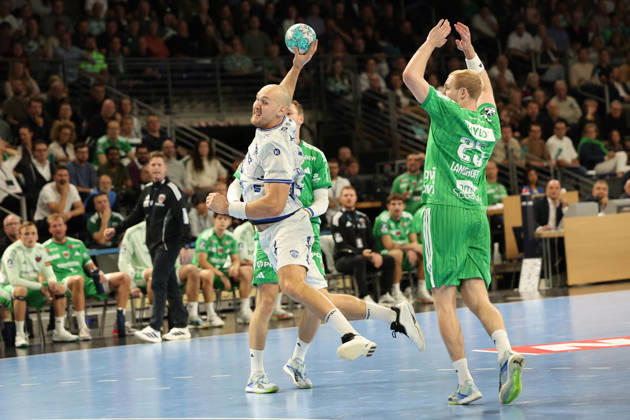 11.10.2026, xBHAx, Handball, Opel HBL, Saison 2026 2027, 1.HBL, Füchse Berlin - TBV Lemgo Lippe, Max-Schmeling-Halle: Christian O Sullivan (TBV Lemgo Lippe, 9) im Angriff gegen Matthes Langhoff (Füchse Berlin, 25) Berlin Deutschkand