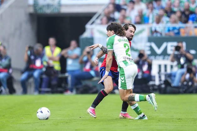 October 11, 2026, Sevilla, Sevilla, Spain: Moi Gomez of CA Osasuna and Hector Bellerin of Real Betis Balompie in action during the Spanish league, LaLiga EA Sports, football match played between Real Betis and CA Osasuna at La Cartuja stadium on October 11, 2026, in Sevilla, Spain. Sevilla Spain - ZUMAa181 20261011_zaa_a181_201 Copyright: xJoaquinxCorcherox