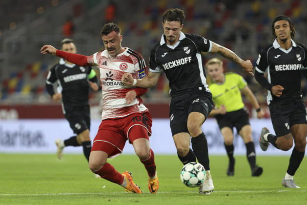 Philipp Foerster (Fortuna Duesseldorf) und Noah Koenig (SC Verl) im Zweikampf waehrend des Spiels der 3. Liga zwischen Fortuna Duesseldorf und SC Verl, Merkur Spiel-Arena am 11. October 2026 in Duesseldorf, Deutschland. (Foto von Oliver Kaelke DeFodi Images) +++ Philipp Foerster (Fortuna Duesseldorf) und Noah Koenig (SC Verl) battle for the ball during the 3. Liga match between Fortuna Duesseldorf and SC Verl at Merkur Spiel-Arena on October 11, 2026 in Dusseldorf, Germany. (Photo by Oliver Kaelke DeFodi Images) DFB DFL REGULATIONS PROHIBIT ANY USE OF PHOTOGRAPHS AS IMAGE SEQUENCES AND OR QUASI-VIDEO. (Photo by Oliver Kaelke DeFodi Images) -