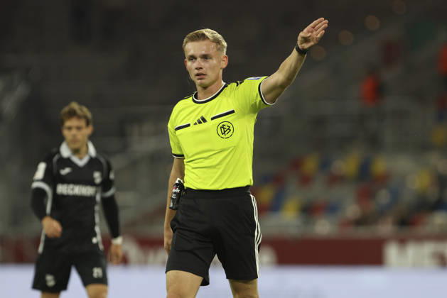 Schiedsrichter Sebastian Hilsberg gestikuliert, Gestik waehrend des Spiels der 3. Liga zwischen Fortuna Duesseldorf und SC Verl, Merkur Spiel-Arena am 11. October 2026 in Duesseldorf, Deutschland. (Foto von Oliver Kaelke DeFodi Images) +++ Schiedsrichter Sebastian Hilsberg gestures during the 3. Liga match between Fortuna Duesseldorf and SC Verl at Merkur Spiel-Arena on October 11, 2026 in Dusseldorf, Germany. (Photo by Oliver Kaelke DeFodi Images) DFB DFL REGULATIONS PROHIBIT ANY USE OF PHOTOGRAPHS AS IMAGE SEQUENCES AND OR QUASI-VIDEO. (Photo by Oliver Kaelke DeFodi Images) -