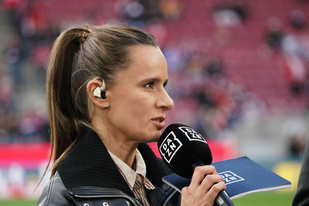 Köln, Fussball, 1.BL saison 2026 2027 1.FC Köln vs Borussia Mönchengladbach , 11.10.2026, Rheinenergiestadion Köln christina rann, dazn moderatorin , Aktion, Einzelbild,