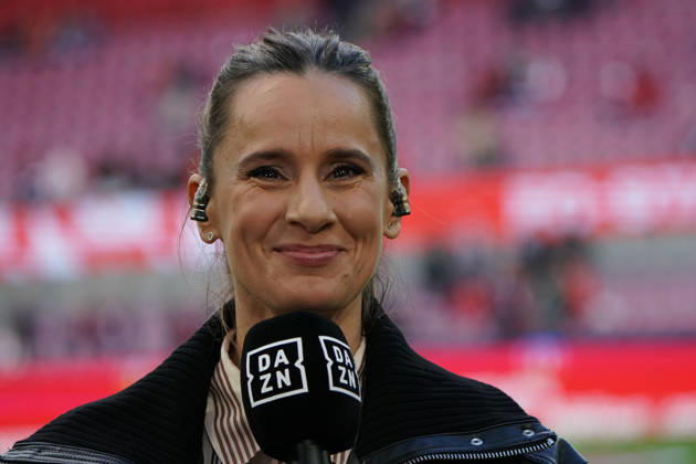 Köln, Fussball, 1.BL saison 2026 2027 1.FC Köln vs Borussia Mönchengladbach , 11.10.2026, Rheinenergiestadion Köln christina rann dazn moderatorin , Aktion, Einzelbild,