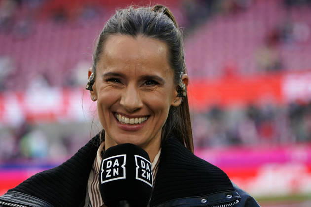 Köln, Fussball, 1.BL saison 2026 2027 1.FC Köln vs Borussia Mönchengladbach , 11.10.2026, Rheinenergiestadion Köln christina rann, dazn moderatorin , Aktion, Einzelbild,