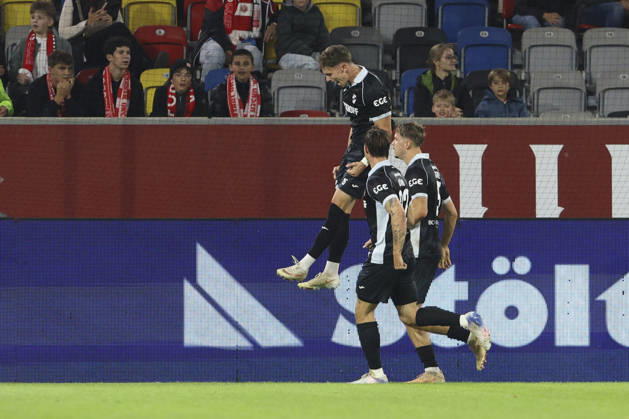 Tim Heike (SC Verl) Torjubel,jubelt mit seiner Mannschaft nach dem Treffer zum 1:1 waehrend des Spiels der 3. Liga zwischen Fortuna Duesseldorf und SC Verl, Merkur Spiel-Arena am 11. October 2026 in Duesseldorf, Deutschland. (Foto von Oliver Kaelke DeFodi Images) +++ Tim Heike (SC Verl) celebrates after scoring his team s first goal with teammates during the 3. Liga match between Fortuna Duesseldorf and SC Verl at Merkur Spiel-Arena on October 11, 2026 in Dusseldorf, Germany. (Photo by Oliver Kaelke DeFodi Images) DFB DFL REGULATIONS PROHIBIT ANY USE OF PHOTOGRAPHS AS IMAGE SEQUENCES AND OR QUASI-VIDEO. (Photo by Oliver Kaelke DeFodi Images) -