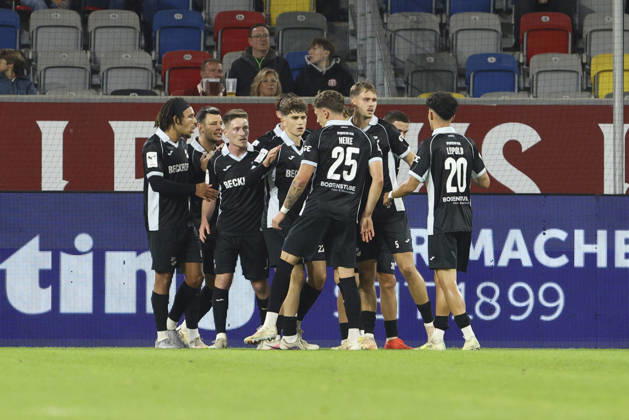 Tim Heike (SC Verl) Torjubel,jubelt mit seiner Mannschaft nach dem Treffer zum 1:1 waehrend des Spiels der 3. Liga zwischen Fortuna Duesseldorf und SC Verl, Merkur Spiel-Arena am 11. October 2026 in Duesseldorf, Deutschland. (Foto von Oliver Kaelke DeFodi Images) +++ Tim Heike (SC Verl) celebrates after scoring his team s first goal with teammates during the 3. Liga match between Fortuna Duesseldorf and SC Verl at Merkur Spiel-Arena on October 11, 2026 in Dusseldorf, Germany. (Photo by Oliver Kaelke DeFodi Images) DFB DFL REGULATIONS PROHIBIT ANY USE OF PHOTOGRAPHS AS IMAGE SEQUENCES AND OR QUASI-VIDEO. (Photo by Oliver Kaelke DeFodi Images) -