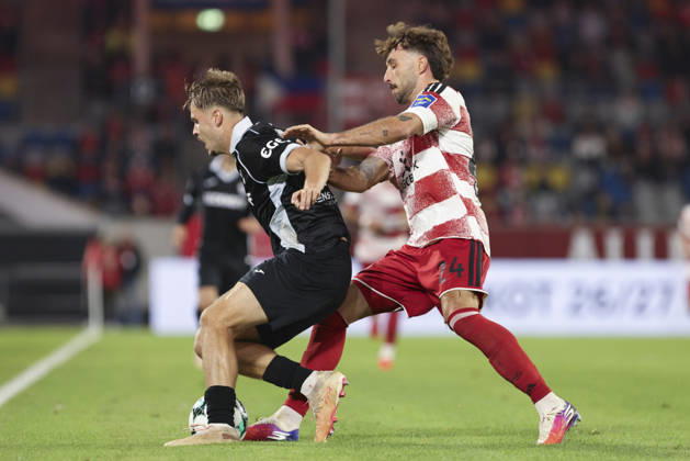 Nick Seidel (SC Verl) und Fabian Schleusener (Fortuna Duesseldorf) im Zweikampf waehrend des Spiels der 3. Liga zwischen Fortuna Duesseldorf und SC Verl, Merkur Spiel-Arena am 11. October 2026 in Duesseldorf, Deutschland. (Foto von Oliver Kaelke DeFodi Images) +++ Nick Seidel (SC Verl) und Fabian Schleusener (Fortuna Duesseldorf) battle for the ball during the 3. Liga match between Fortuna Duesseldorf and SC Verl at Merkur Spiel-Arena on October 11, 2026 in Dusseldorf, Germany. (Photo by Oliver Kaelke DeFodi Images) DFB DFL REGULATIONS PROHIBIT ANY USE OF PHOTOGRAPHS AS IMAGE SEQUENCES AND OR QUASI-VIDEO. (Photo by Oliver Kaelke DeFodi Images) -