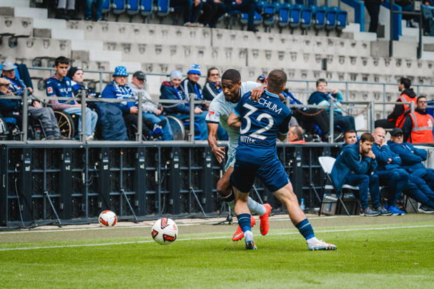 Bochum, Deutschland 11. Oktober 2026: 2. Bundesliga - 2026 2027 - 7. Spieltag - VfL Bochum 1848 gegen DSC Arminia Bielefeld Im Bild: v. li. im Zweikampf Isaiah Young (DSC) und Maximilian Wittek (BOC) DFL DFB regulations prohibit any use of photographs as image sequences and or quasi-video. Vonovia Ruhrstadion Nordrhein Westfalen Copyright: xFotostandx xGraebex