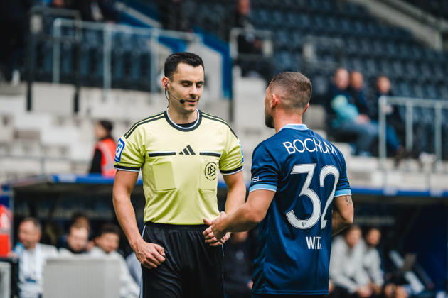 Bochum, Deutschland 11. Oktober 2026: 2. Bundesliga - 2026 2027 - 7. Spieltag - VfL Bochum 1848 gegen DSC Arminia Bielefeld Im Bild: v.li. Schiedsrichter Konrad Oldhafer und Maximilian Wittek (BOC) im Gespräch nach einem Foul DFL DFB regulations prohibit any use of photographs as image sequences and or quasi-video. Vonovia Ruhrstadion Nordrhein Westfalen Copyright: xFotostandx xGraebex