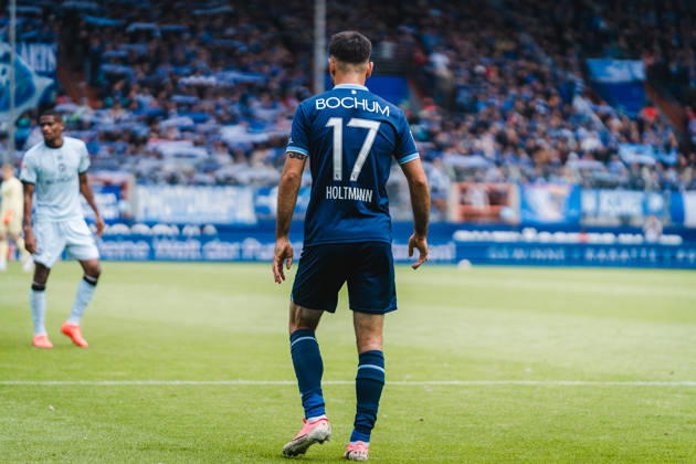 Bochum, Deutschland 11. Oktober 2026: 2. Bundesliga - 2026 2027 - 7. Spieltag - VfL Bochum 1848 gegen DSC Arminia Bielefeld Im Bild: Gerrit Holtmann (BOC) blickt Richtung Ostkurve DFL DFB regulations prohibit any use of photographs as image sequences and or quasi-video. Vonovia Ruhrstadion Nordrhein Westfalen Copyright: xFotostandx xGraebex