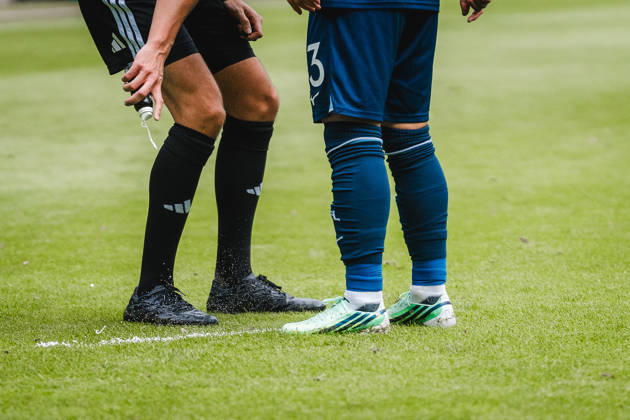 Bochum, Deutschland 11. Oktober 2026: 2. Bundesliga - 2026 2027 - 7. Spieltag - VfL Bochum 1848 gegen DSC Arminia Bielefeld Im Bild: Schiedsrichter Konrad Oldhafer markiert mit Rasierschaum den Abstand für die Mauer in der Mauer steht VfL Spieler Koji Miyoshi (BOC) DFL DFB regulations prohibit any use of photographs as image sequences and or quasi-video. Vonovia Ruhrstadion Nordrhein Westfalen Copyright: xFotostandx xGraebex