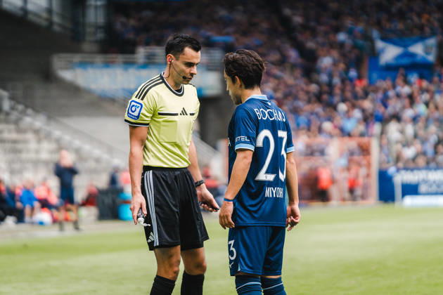 Bochum, Deutschland 11. Oktober 2026: 2. Bundesliga - 2026 2027 - 7. Spieltag - VfL Bochum 1848 gegen DSC Arminia Bielefeld Im Bild: v.li. Schiedsrichter Konrad Oldhafer in Diskussion mit VfL Bochum Spieler Koji Miyoshi (BOC) DFL DFB regulations prohibit any use of photographs as image sequences and or quasi-video. Vonovia Ruhrstadion Nordrhein Westfalen Copyright: xFotostandx xGraebex