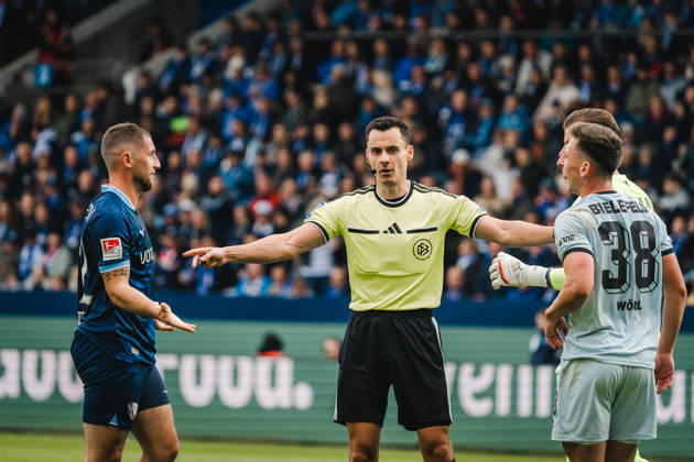 Bochum, Deutschland 11. Oktober 2026: 2. Bundesliga - 2026 2027 - 7. Spieltag - VfL Bochum 1848 gegen DSC Arminia Bielefeld Im Bild: v.li. Maximilian Wittek (BOC), Schiedsrichter Konrad Oldhafer, Marius Wörl Woerl (DSC) DFL DFB regulations prohibit any use of photographs as image sequences and or quasi-video. Vonovia Ruhrstadion Nordrhein Westfalen Copyright: xFotostandx xGraebex